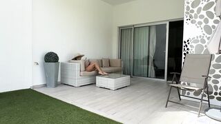 GUARDONE SI SEGA SU BELLA FIGA DAL GIARDINO, VIENE BECCATO DALLA FINESTRA