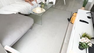 GUARDONE SI SEGA SU BELLA FIGA DAL GIARDINO, VIENE BECCATO DALLA FINESTRA