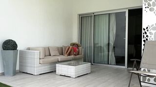 GUARDONE SI SEGA SU BELLA FIGA DAL GIARDINO, VIENE BECCATO DALLA FINESTRA