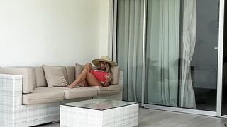 GUARDONE SI SEGA SU BELLA FIGA DAL GIARDINO, VIENE BECCATO DALLA FINESTRA