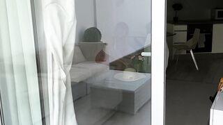 GUARDONE SI SEGA SU BELLA FIGA DAL GIARDINO, VIENE BECCATO DALLA FINESTRA