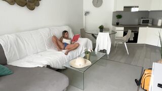 GUARDONE SI SEGA SU BELLA FIGA DAL GIARDINO, VIENE BECCATO DALLA FINESTRA