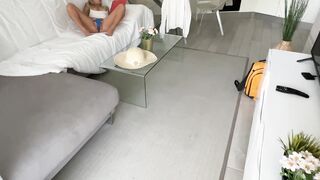 GUARDONE SI SEGA SU BELLA FIGA DAL GIARDINO, VIENE BECCATO DALLA FINESTRA