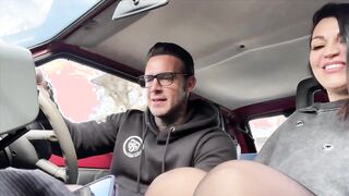 milf tradisce il suo ragazzo con uno sconosciuto nella sua panda _lucas speracchi