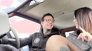 milf tradisce il suo ragazzo con uno sconosciuto nella sua panda _lucas speracchi