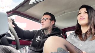 milf tradisce il suo ragazzo con uno sconosciuto nella sua panda _lucas speracchi