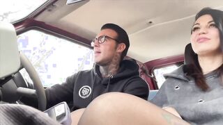 milf tradisce il suo ragazzo con uno sconosciuto nella sua panda _lucas speracchi