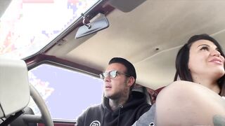 milf tradisce il suo ragazzo con uno sconosciuto nella sua panda _lucas speracchi