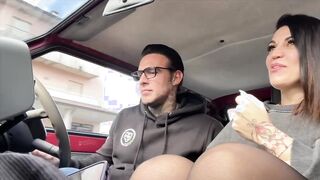 milf tradisce il suo ragazzo con uno sconosciuto nella sua panda _lucas speracchi