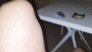 Tiro il mio cazzo fuori mentre le mie amiche sono in doccia