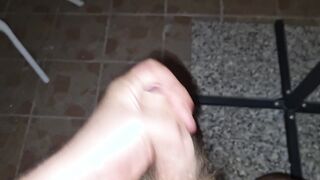 Tiro il mio cazzo fuori mentre le mie amiche sono in doccia