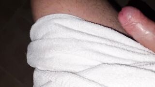 Tiro il mio cazzo fuori mentre le mie amiche sono in doccia