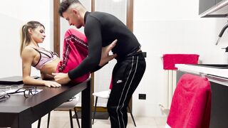 Segretaria italiana seduce il titolare. Finisce con il cazzo dentro - FACIAL. FOOTJOB. Dialogo ita