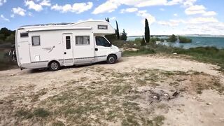 Come farsi aiutare da un passante Alma Sol ha bisogno di liquido o un meccanico di auto per strada
