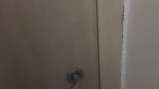 FRATELLASTRO MI BECCA MENTRE MI MASTURBO - Mi scopa e mi riempie la bocca di sborra