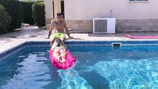 La mamma del vicino si fa mettere a pecora in piscina, si fa scopare a 90 e lo prende come mamma!