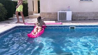 La mamma del vicino si fa mettere a pecora in piscina, si fa scopare a 90 e lo prende come mamma!