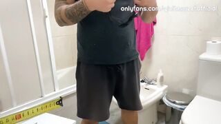 Becco il muratore odorando le mie mutandine e con il cazzo duro in mano DIALOGHI ITA