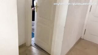 Becco il muratore odorando le mie mutandine e con il cazzo duro in mano DIALOGHI ITA