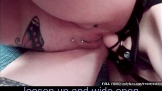 Lesbiche italiane squirtano STRAPON ANALE. Dialoghi in italiano seducendo la tipa delle consegne!