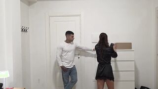 AMATORIALE ITALIANO Seduco il corriere e pago in natura facendomi scopare