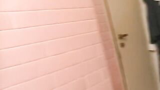 La mia vicina da poco maggiorenne italiana ama prenderlo nella figa