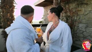 SCOPA LA MAMMA DEL SUO AMICO in hotel (schizza dal culo)