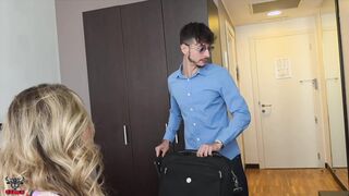 sexy milf aiuta un suo collega stagista e finisce per scopare - cazzo grosso sborra in faccia