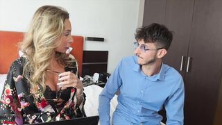 sexy milf aiuta un suo collega stagista e finisce per scopare - cazzo grosso sborra in faccia
