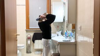 La fidanzata di mio fratello si chiude in bagno e vuole che la scopo. Dialoghi italiano. Ankle socks