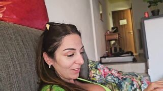 Lo disturbo mentre riposa e lui mi sfonda. Video completo sul mio OF.